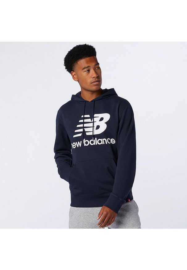 Bluza New Balance MT03558ECL – granatowa. Okazja: na co dzień. Typ kołnierza: kaptur. Kolor: niebieski. Materiał: materiał, dresówka, prążkowany. Styl: casual, klasyczny, elegancki, sportowy