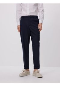 Reserved - Spodnie garniturowe z wiskozą - granatowy. Kolor: niebieski. Materiał: wiskoza