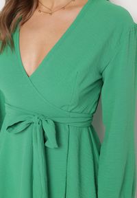 Born2be - Jasnozielona Sukienka Dyninca. Typ kołnierza: dekolt w kształcie V. Kolor: zielony. Materiał: materiał, tkanina. Wzór: gładki. Typ sukienki: kopertowe. Styl: elegancki. Długość: mini #2