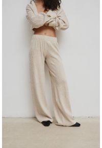 Marsala - Spodnie z plisowanej BAWEŁNY w kolorze ALMOND BEIGE - SAN TELMO-S. Stan: podwyższony. Materiał: bawełna. Długość: długie. Sezon: lato. Styl: klasyczny, elegancki