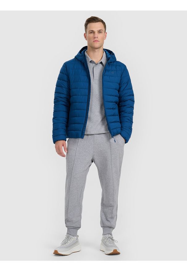 4f - 4F Kurtka puchowa z wypełnieniem syntetycznym męska - granatowa XXL. Okazja: na co dzień. Typ kołnierza: kołnierzyk stójkowy. Kolor: niebieski. Materiał: syntetyk, puch. Długość: długie. Styl: elegancki, casual, klasyczny, sportowy
