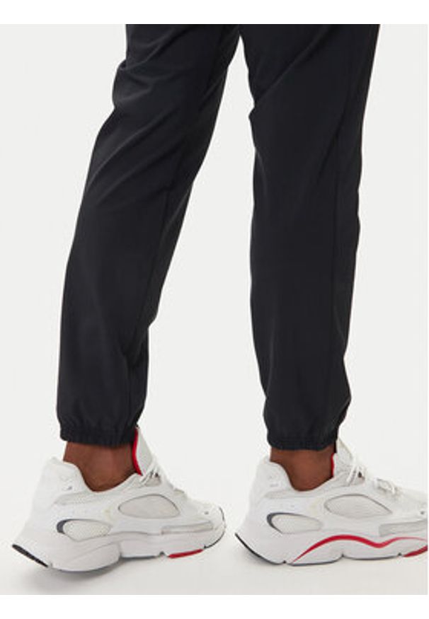 Under Armour Spodnie dresowe UA Vibe Woven 1386557 Czarny Regular Fit. Kolor: czarny. Materiał: syntetyk