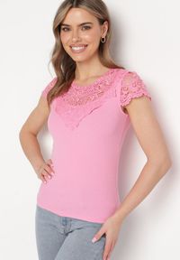 Born2be - Różowy Prążkowany T-shirt z Koronkową Wstawką Glilama. Okazja: na co dzień. Kolor: różowy. Materiał: prążkowany, koronka. Wzór: aplikacja. Styl: klasyczny, casual, elegancki #4