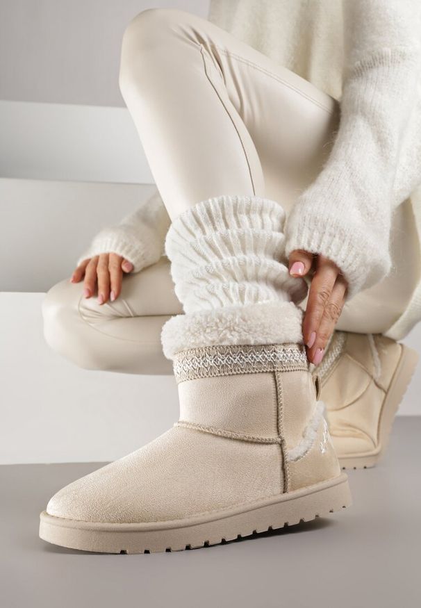 Born2be - Beżowe Wsuwane Śniegowce Zdobione Futrem i Haftem Mevittia. Okazja: na co dzień. Zapięcie: bez zapięcia. Kolor: beżowy. Materiał: futro. Wzór: aplikacja, haft. Sezon: zima. Styl: casual, elegancki