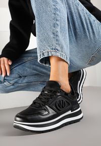 Renee - Czarne Sneakersy na Platformie ze Sznurowaniem i Ozdobą Arivania. Okazja: na co dzień, na spacer. Zapięcie: sznurówki. Kolor: czarny. Materiał: jeans. Wzór: aplikacja. Obcas: na platformie. Sport: turystyka piesza