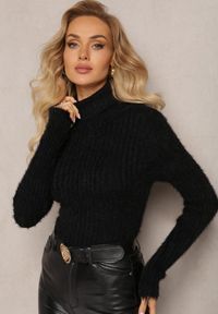 Renee - Czarny Golf z Puchatego Materiału z Wełną i Długim Rękawem Geolla. Typ kołnierza: golf. Kolor: czarny. Materiał: wełna, materiał. Długość rękawa: długi rękaw. Długość: długie. Wzór: jednolity. Sezon: zima, jesień