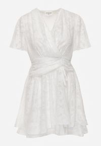 Renee - Biała Rozkloszowana Sukienka z Dekoltem Zapinanym na Napy Tarae. Okazja: na co dzień. Kolor: biały. Styl: elegancki, casual #2