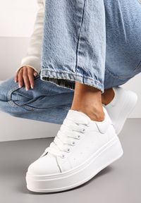 Renee - Białe Sneakersy na Platformie Ozdobione Kontrastową Wstawką Aviasta. Kolor: biały. Wzór: aplikacja. Obcas: na platformie #5