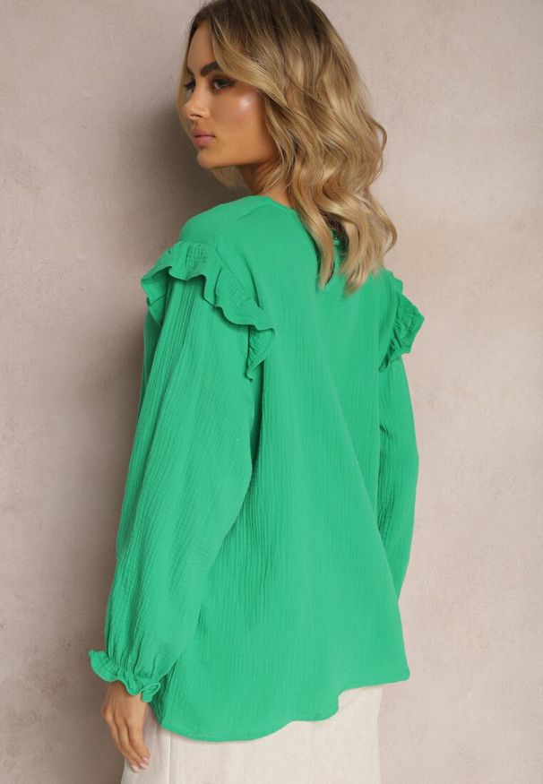 Renee - Zielona Bawełniana Bluzka z Trójkątnym Dekoltem i Ozdobną Falbanką Redsta. Kolor: zielony. Materiał: bawełna. Styl: elegancki