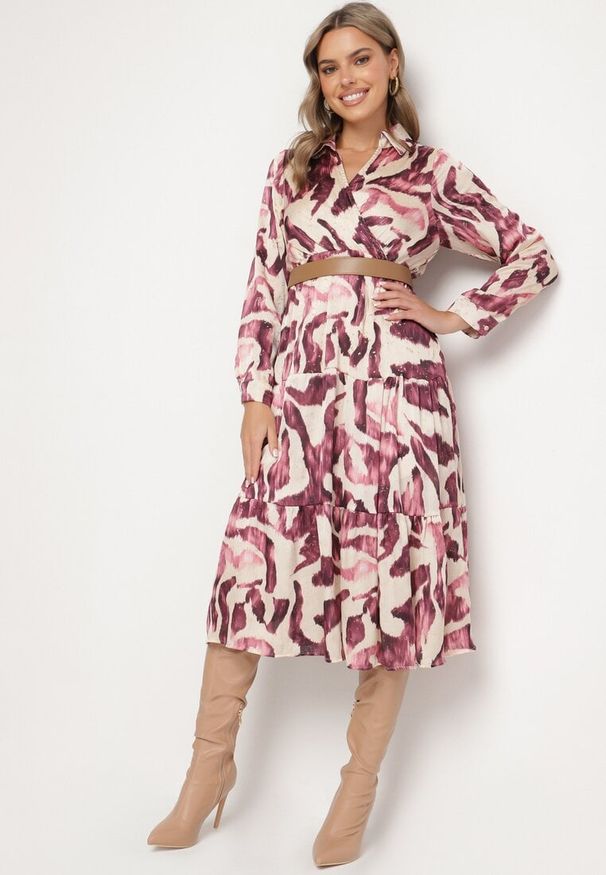 Born2be - Fioletowa Kopertowa Sukienka w Abstrakcyjny Wzór z Gumką w Talii i Paskiem Zinnitaria. Okazja: na co dzień. Kolor: fioletowy. Materiał: jeans. Typ sukienki: kopertowe. Styl: casual, klasyczny