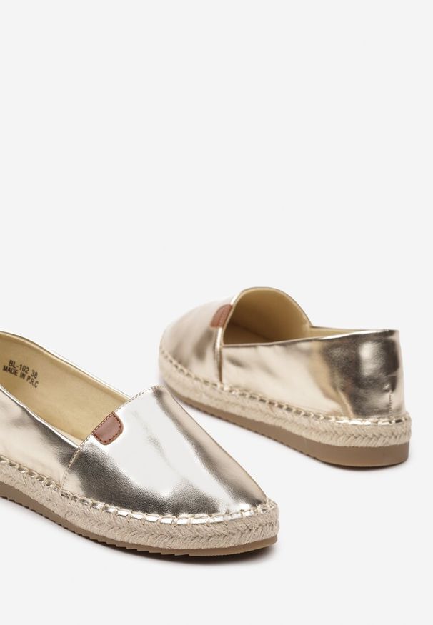 Born2be - Złote Espadryle na Płaskiej Podeszwie Ozdobione Plecionką z Juty Vethalia. Okazja: na spacer. Zapięcie: bez zapięcia. Kolor: złoty. Materiał: len, jeans. Wzór: aplikacja. Sezon: lato. Obcas: na płaskiej podeszwie