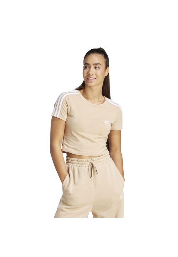 Adidas - Koszulka damska ADIDAS Gym & Pilates crop slim. Kolor: biały, wielokolorowy, beżowy. Materiał: bawełna, materiał, elastan. Sport: joga i pilates