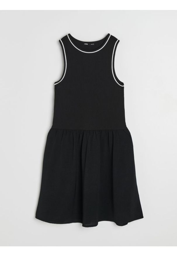 Sinsay - Sukienka mini z kontrastującą lamówką z wiskozą - czarny. Kolor: czarny. Materiał: wiskoza. Długość: mini