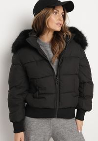 Born2be - Czarna Pikowana Kurtka z Szerokimi Ściągaczami i Ozdobnym Futrem przy Kapturze Inandria. Okazja: do pracy, na co dzień, na spotkanie biznesowe. Kolor: czarny. Materiał: futro. Długość rękawa: długi rękaw. Długość: długie. Styl: klasyczny, casual, elegancki, biznesowy #6