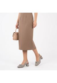 Czółenka damskie Vinceza, cholewka ze skóry naturalnej licowej z perforacją z broszką na eleganckim obcasie, beżowe, 99206. Okazja: na co dzień. Zapięcie: klamry. Kolor: beżowy. Szerokość cholewki: normalna. Wzór: geometria, aplikacja, ażurowy. Materiał: skóra. Obcas: na obcasie. Styl: elegancki. Wysokość obcasa: średni #3