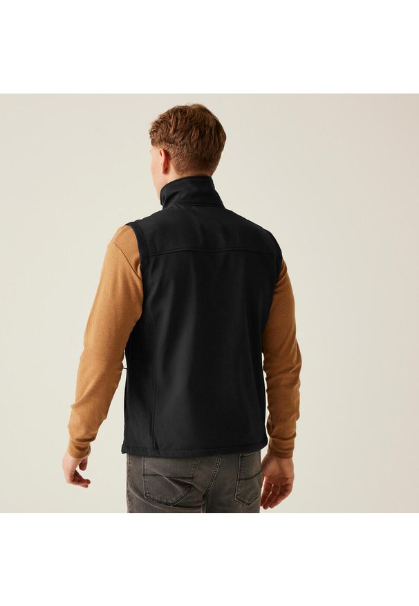 Regatta - Kamizelka robocza softshellowa męska Flux. Kolor: czarny. Materiał: softshell. Długość rękawa: bez rękawów. Sport: turystyka piesza