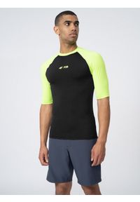 4f - Koszulka do pływania męska. Kolor: czarny. Materiał: dzianina, materiał. Długość rękawa: krótki rękaw. Sport: pływanie