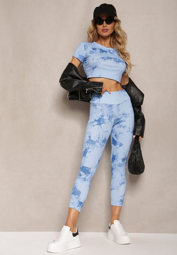 Renee - Niebieski Komplet Sportowy z Printem Tie-Dye z Koszulką Cropped i Legginsami Davenia. Kolor: niebieski. Materiał: jeans. Wzór: nadruk