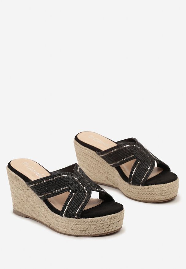 Born2be - Czarne Klapki na Koturnie z Plecionki z Metalowymi Kamyczkami Piuria. Kolor: czarny. Wzór: aplikacja. Obcas: na koturnie. Styl: elegancki