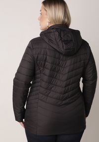Born2be - Czarna Lekka Kurtka Przejściowa z Pikowaniem i Odpinanym Kapturem Alissara. Okazja: na co dzień. Kolekcja: plus size. Kolor: czarny. Materiał: jeans, nylon. Styl: casual, klasyczny #2