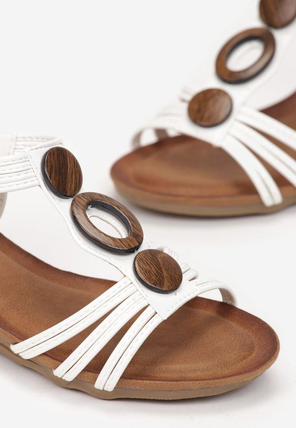 Born2be - Białe Sandały na Niskim Koturnie w Stylu Boho Silesa. Zapięcie: bez zapięcia. Kolor: biały. Wzór: aplikacja. Obcas: na koturnie. Styl: boho