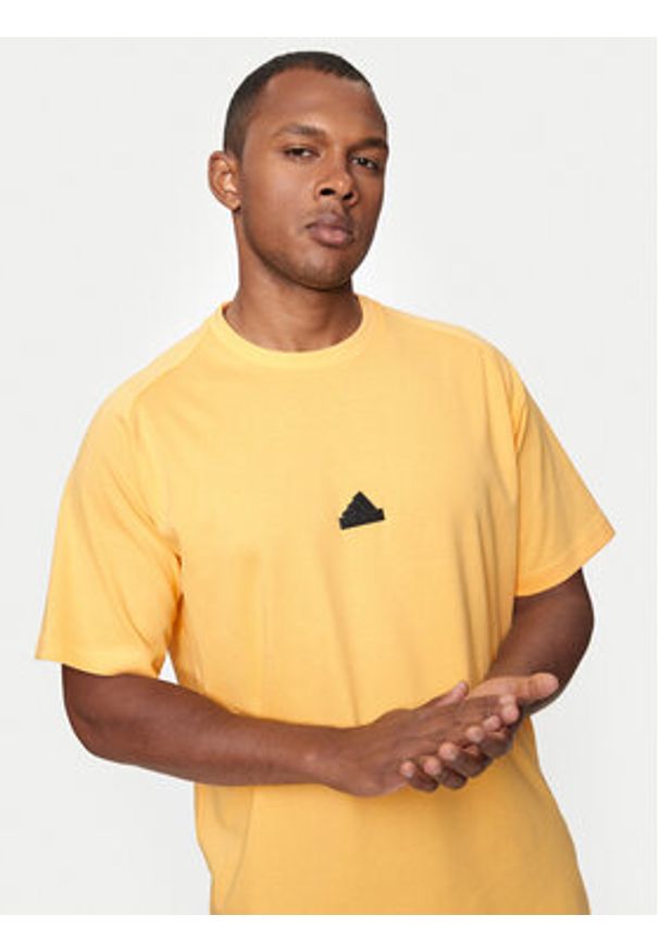 Adidas - adidas T-Shirt Z.N.E. IR5238 Żółty Loose Fit. Kolor: żółty. Materiał: bawełna, syntetyk