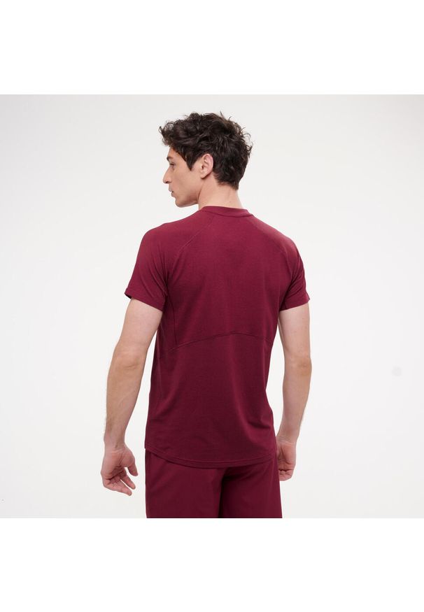 Decathlon - Koszulka z krótkim rękawem męska Puma Active Gym & Pilates. Kolor: czerwony. Materiał: materiał, bawełna. Długość rękawa: krótki rękaw. Długość: krótkie. Sport: joga i pilates
