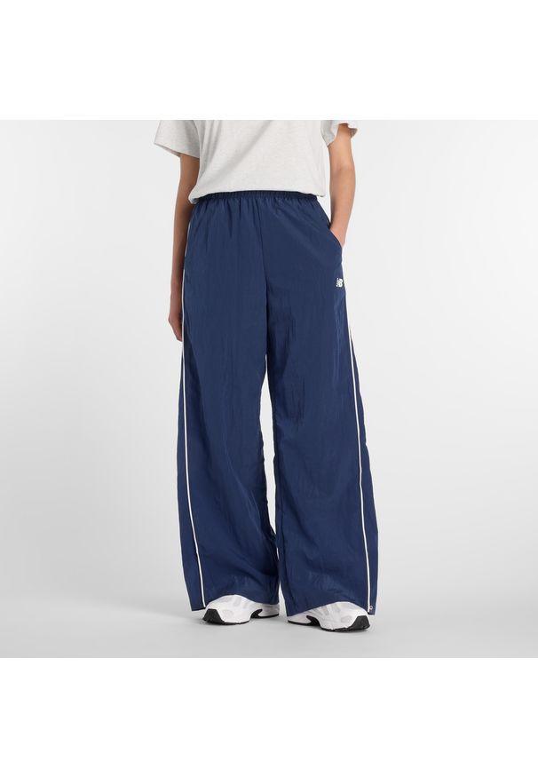 Spodnie damskie New Balance WB61Z1E6NNY – granatowe. Kolor: niebieski. Materiał: tkanina, nylon, materiał