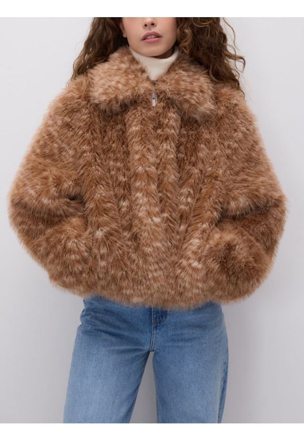 Reserved - Kurtka z imitacji futra - wielobarwny. Materiał: futro