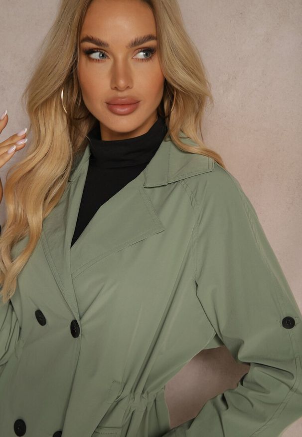 Renee - Jasnozielony Płaszcz Dwurzędowy z Dodatkiem Bawełny Wykończony Paskiem i Rękawami z Regulacją Mevessa. Okazja: na spotkanie biznesowe. Kolor: zielony. Materiał: bawełna. Wzór: aplikacja. Styl: biznesowy, elegancki, klasyczny