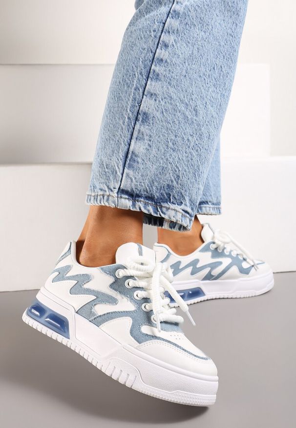 Renee - Biało-Niebieskie Sneakersy z Szerokimi Sznurowadłami Ozdobione Tłoczeniami i Wstawką przy Podeszwie Ulares. Nosek buta: okrągły. Zapięcie: sznurówki. Kolor: biały. Materiał: materiał. Wzór: aplikacja. Obcas: na obcasie. Wysokość obcasa: niski