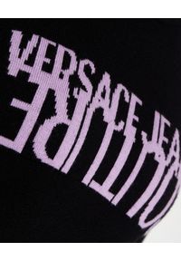 Versace Jeans Couture - VERSACE JEANS COUTURE - Czarny sweter z logo. Kolor: czarny. Materiał: wełna. Długość rękawa: długi rękaw. Długość: długie. Wzór: nadruk. Sezon: jesień. Styl: klasyczny #3