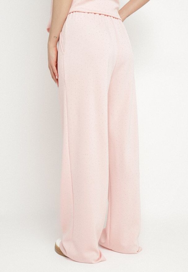 Born2be - Różowe Szerokie Spodnie z Wiskozą Zdobione Cyrkoniami Zeonaria. Okazja: na co dzień. Stan: podwyższony. Kolor: różowy. Materiał: wiskoza. Wzór: aplikacja. Styl: casual, klasyczny