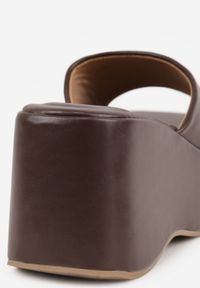 Born2be - Brązowe Minimalistyczne Klapki na Koturnie z Kwadratowym Noskiem Mosing. Okazja: na co dzień, do pracy. Kolor: brązowy. Sezon: lato. Obcas: na koturnie. Styl: casual, klasyczny, elegancki. Wysokość obcasa: średni #8