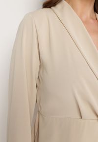 Born2be - Beżowa Sukienka Tryphala. Typ kołnierza: dekolt w kształcie V. Kolor: beżowy. Materiał: tkanina. Długość rękawa: długi rękaw. Wzór: aplikacja, gładki, jednolity. Typ sukienki: kopertowe. Styl: klasyczny. Długość: mini #3