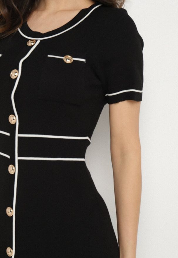 Born2be - Czarna Dzianinowa Sukienka z Wiskozą w Stylu Retro z Ozdobnymi Guzikami Lanilwen. Okazja: na co dzień. Kolor: czarny. Materiał: wiskoza, dzianina. Długość rękawa: krótki rękaw. Sezon: wiosna, lato. Styl: retro