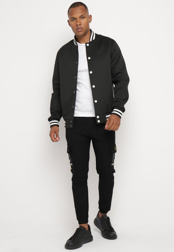 Born2be - Czarne Spodnie Dresowe Joggery z Kieszeniami Cargo i Gumką w Pasie Naonora. Kolor: czarny. Materiał: dresówka