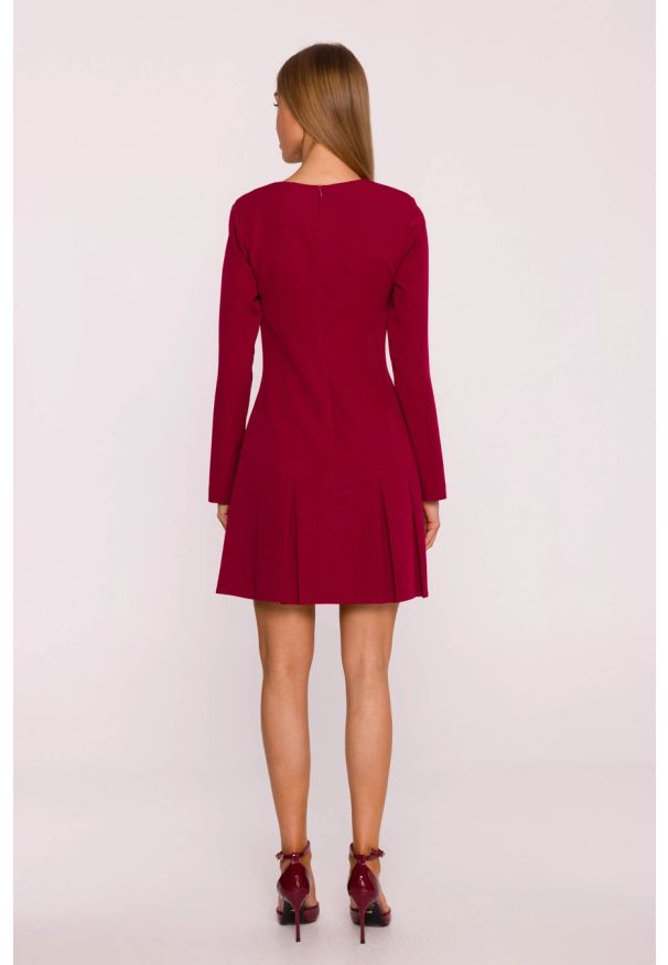 MOE - Elegancka krótka sukienka trapezowa z kontrafałdami bordowa. Kolor: niebieski, brązowy, czerwony. Długość rękawa: długi rękaw. Typ sukienki: trapezowe. Styl: elegancki. Długość: mini