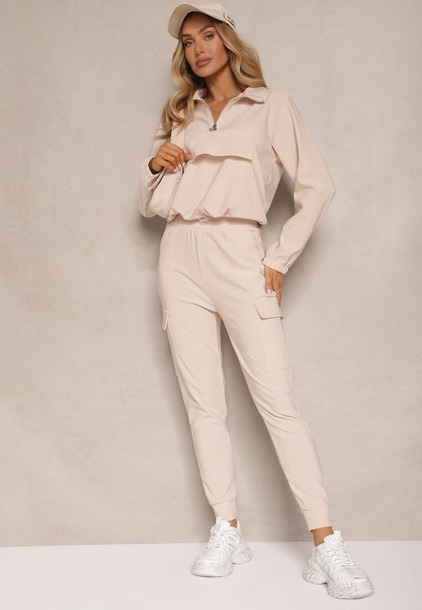 Renee - Beżowy Komplet Dresowy Bluza z Suwakiem i Kołnierzem i Spodnie z Kieszeniami Cargo Taigena. Kolor: beżowy. Materiał: dresówka