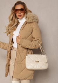 Renee - Ciemnobeżowa Pikowana Kurtka z Kapturem i Ozdobnym Futerkiem Zepiola. Typ kołnierza: kaptur. Kolor: beżowy. Materiał: futro #5