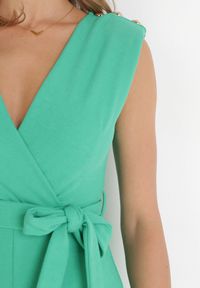 Born2be - Zielony Kombinezon z Kopertowym Dekoltem i Wiązaniem w Talii Vannessa. Kolekcja: dla wysokich. Kolor: zielony. Materiał: prążkowany, materiał. Długość: długie #5