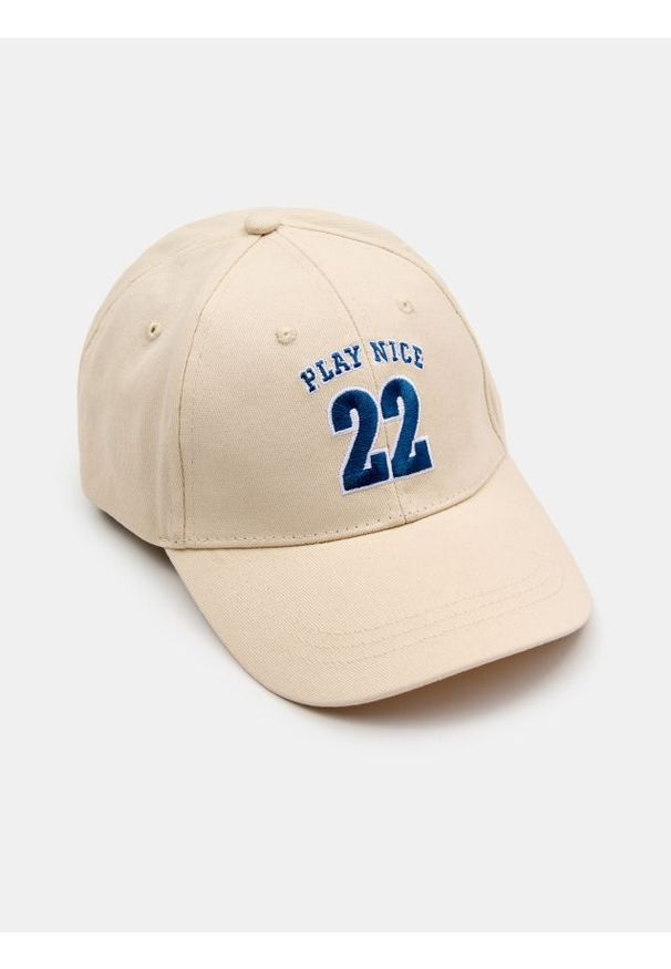 Sinsay - Bawełniana czapka z haftowanym nadrukiem - kremowy. Kolor: kremowy. Materiał: bawełna. Wzór: nadruk, haft