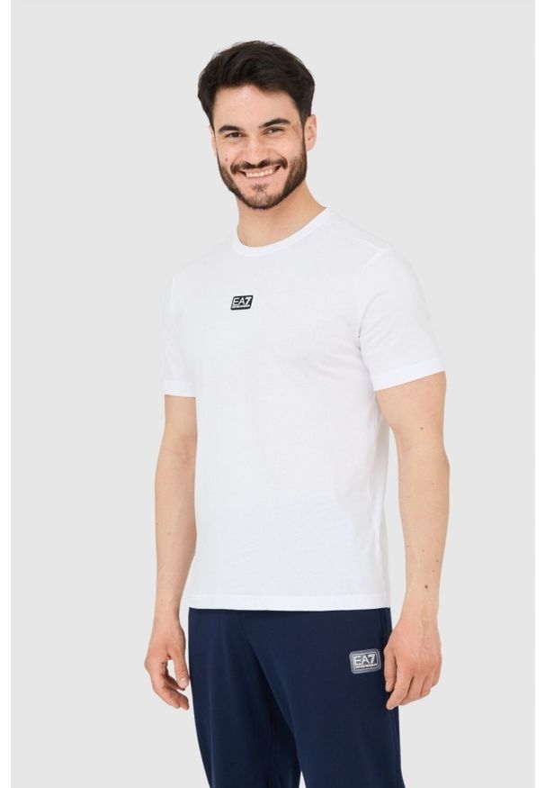 EA7 Emporio Armani - EA7 Biały t-shirt męski z naszywką z logo, Rozmiar XXL. Kolor: biały. Wzór: aplikacja