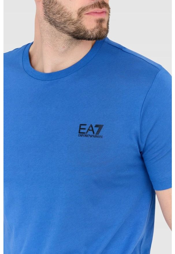 EA7 Emporio Armani - EA7 Niebieski t-shirt męski z czarnym logo. Kolor: niebieski