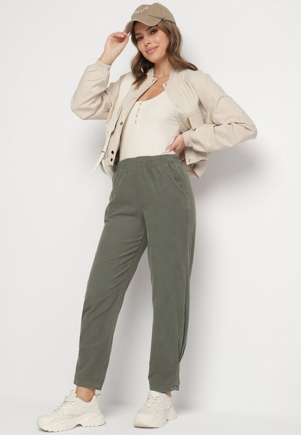 Born2be - Ciemnozielone Bawełniane Spodnie z Wysokim Stanem Melili. Okazja: na spacer, na co dzień. Stan: podwyższony. Kolor: zielony. Materiał: bawełna. Styl: casual, elegancki