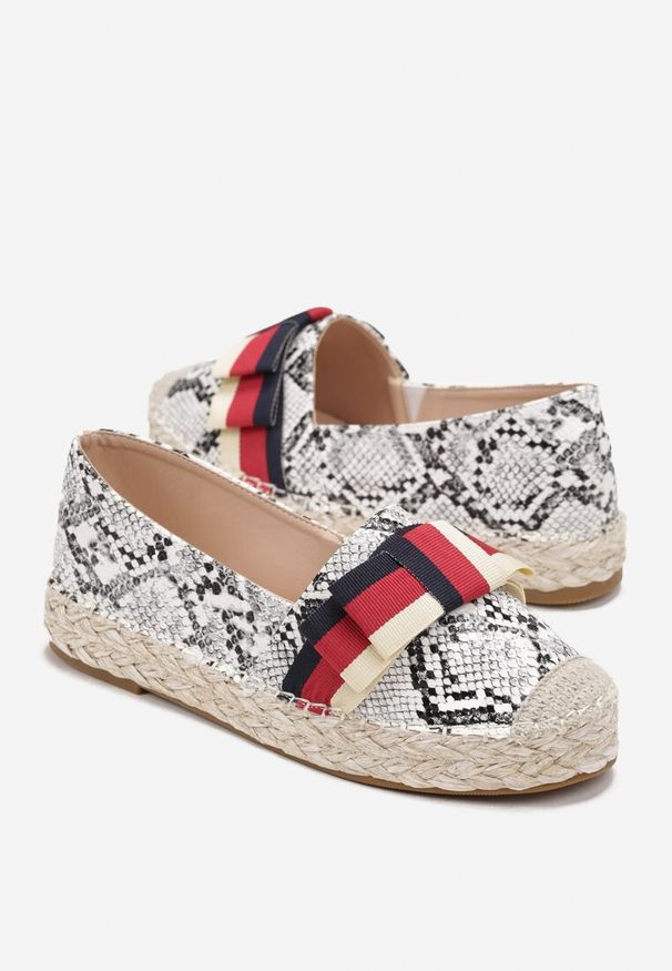 Renee - Czarne Espadryle z Imitacji Skóry Węża na Plecionej Podeszwie z Ozdobną Taśmą Realyn. Kolor: czarny. Materiał: skóra