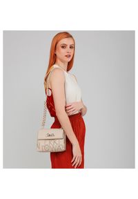 Beżowa Elegancka Torebka Damska Anekke Edycja Limitowana. Kolor: beżowy. Wzór: napisy, aplikacja. Dodatki: z aplikacjami, z breloczkiem. Materiał: skórzane. Styl: elegancki. Rodzaj torebki: na ramię #8