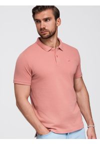 Ombre Clothing - Męska jednokolorowa koszulka polo BASIC z dzianiny pique - ciemnoróżowa V7 - Rozmiar: 4XL. Okazja: na co dzień. Typ kołnierza: polo. Kolor: różowy. Materiał: dzianina. Wzór: aplikacja, haft, jednolity. Styl: wizytowy, casual, sportowy