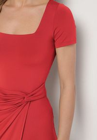 Born2be - Czerwona Taliowana Sukienka z Wiskozą z Marszczeniem Milasela. Kolor: czerwony. Materiał: wiskoza. Styl: klasyczny, elegancki