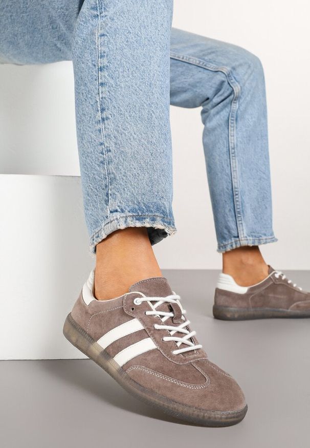 Renee - Brązowe Płaskie Sneakersy ze Skóry Naturalnej z Ozdobnymi Paskami Nelarielis. Okazja: na co dzień, na spacer. Zapięcie: pasek. Kolor: brązowy. Materiał: skóra. Wzór: paski. Obcas: na obcasie. Wysokość obcasa: niski. Sport: turystyka piesza